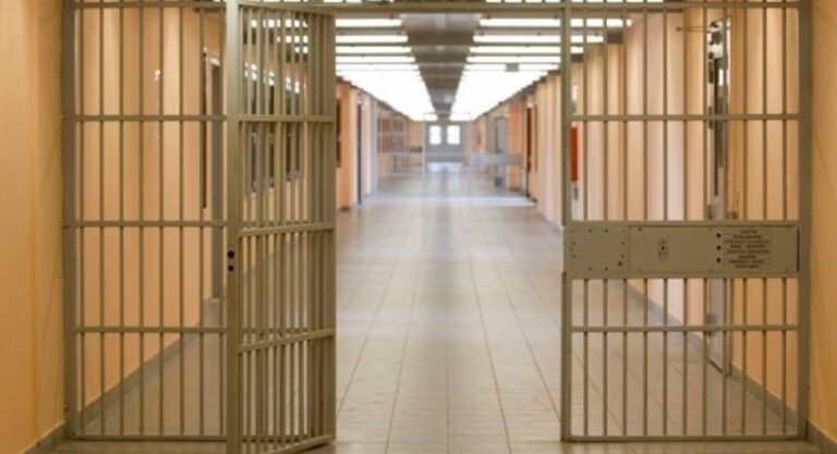 Στη φυλακή για τις απάτες σε βάρος ηλικιωμένων οδηγήθηκε χθες η Πατρινή που συνελήφθη για τις «εισπράξεις»