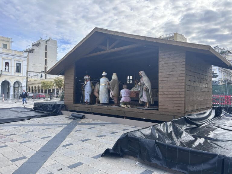 Πάτρα: Τα συνεργεία του Δήμου φτιάχνουν το Χριστουγεννιάτικο χωριό – Το δέντρο και η φάτνη (δείτε φωτο)
