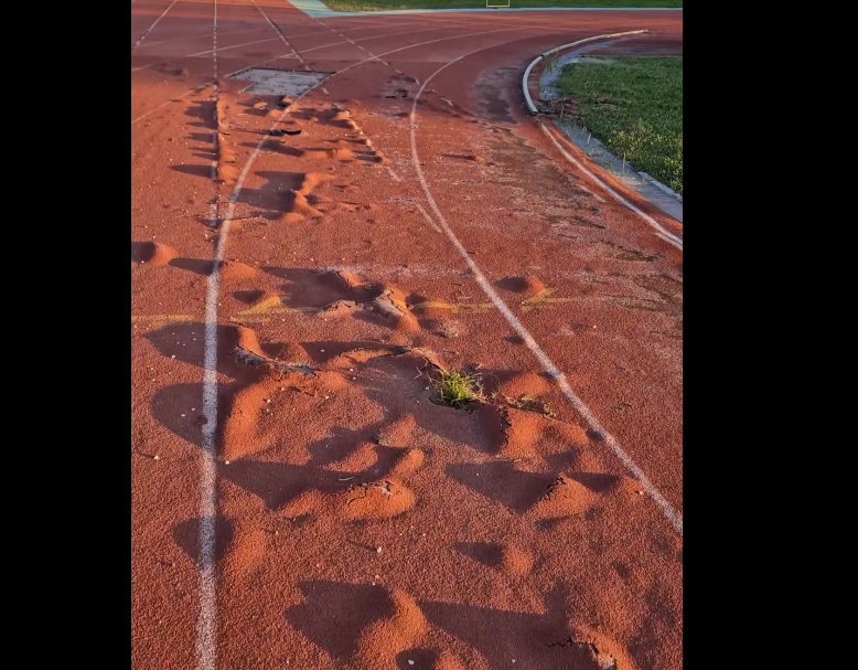 Πάτρα: Ιδού τα χάλια του ταρτάν στο Αθλητικό Κέντρο Λαδόπουλου - βίντεο Χωρίς τίτλο