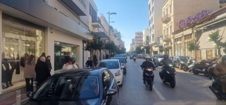 Κυκλοφοριακό χάος στην Αγίου Ανδρέου λόγω ουράς στα πάρκινγκ