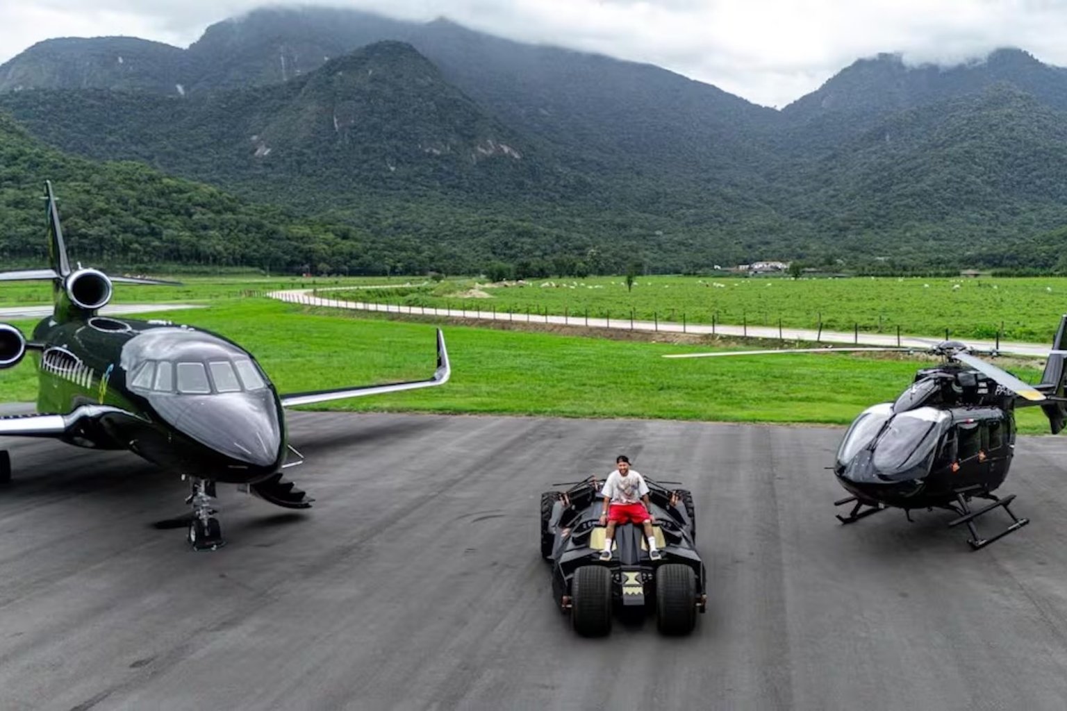 Neymar-jet-helicoptere-batmobile