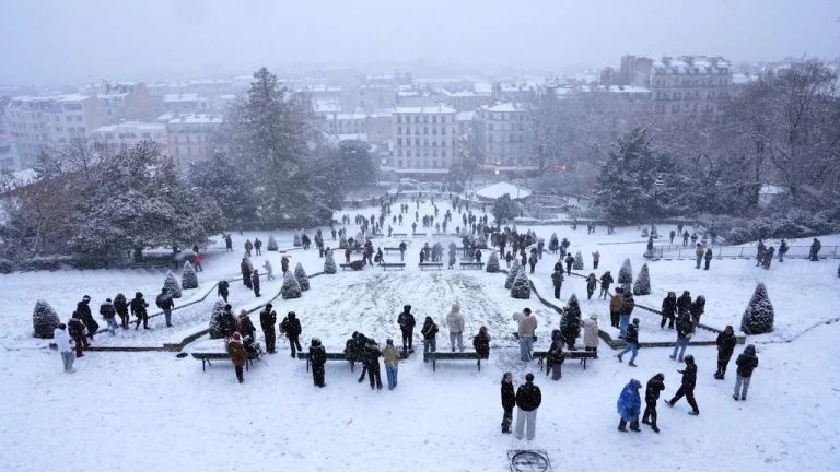 Σε κλοιό χιονιά η Ευρώπη: Πέντε νεκροί στη Γαλλία, ακυρώσεις πτήσεων, χειρόφρενο στις μεταφορές