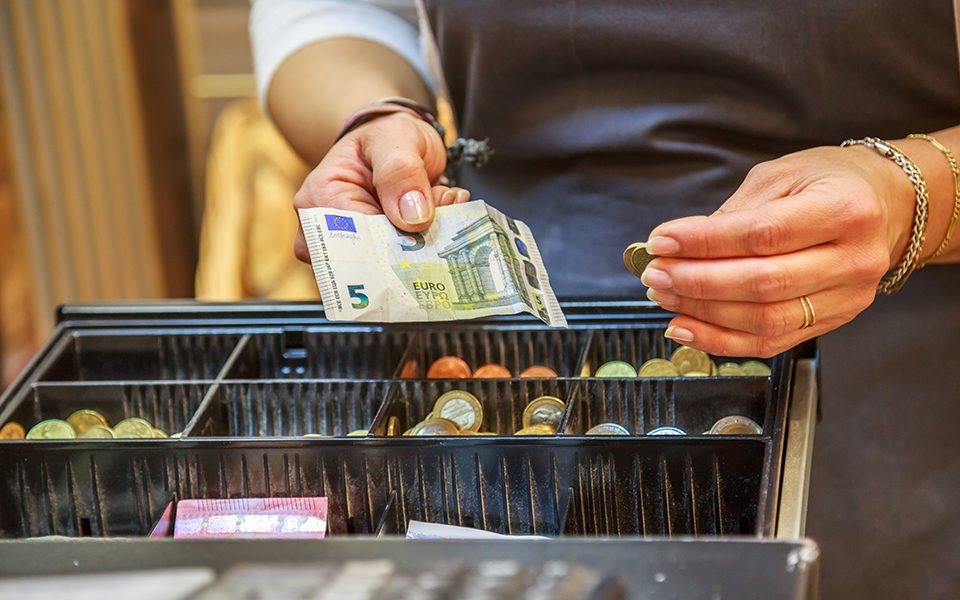 cash_metrita_tameio_euro_pay_katastima_shutterstock-960x600