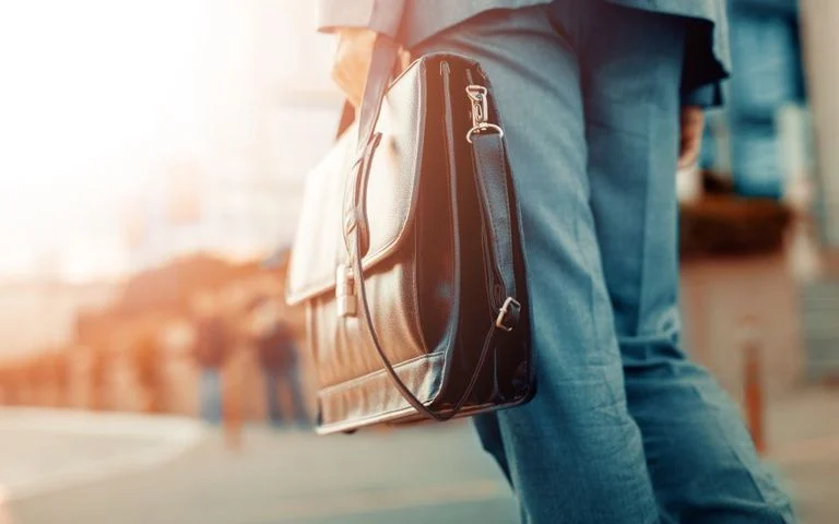 epaggelmatias_briefcase_shutterstock-768x480