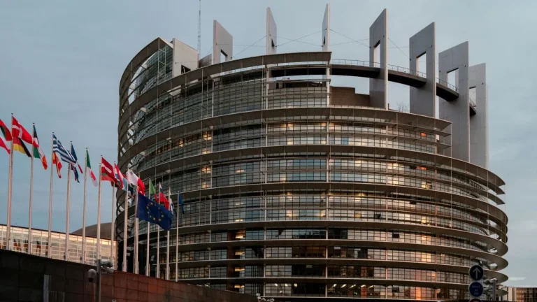 Καταψηφίστηκε η πρόταση μομφής κατά της Κομισιόν στο Ευρωκοινοβούλιο στη «σκιά» της Mercosur