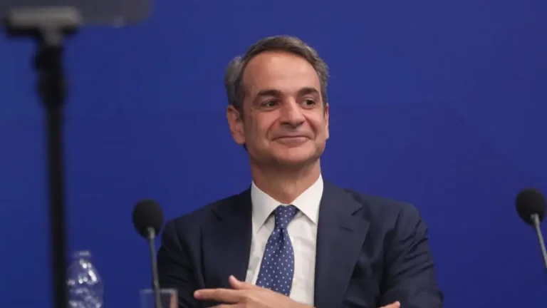 To τρολάρισμα Μητσοτάκη σε σκιέρ που τον είπε «γκαντέμη»: «Γύρνα το σε snowboard»