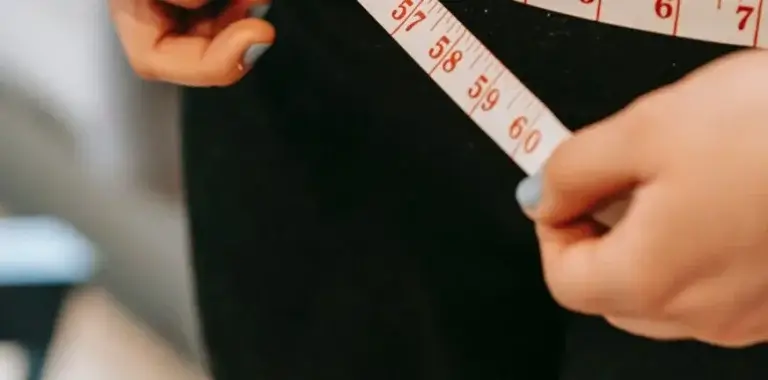 Οι 5 ασκήσεις που βοηθούν στην καύση λίπους στην κοιλιά μετά τα 50