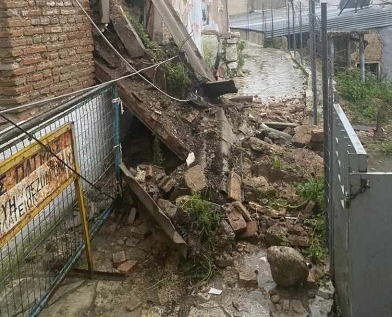 Έπεσε το ετοιμόρροπο της συνοικίας Τριτάκη... - Μόλις που το είχε γράψει η "Πολιτεία" ζητώντας παρέμβαση