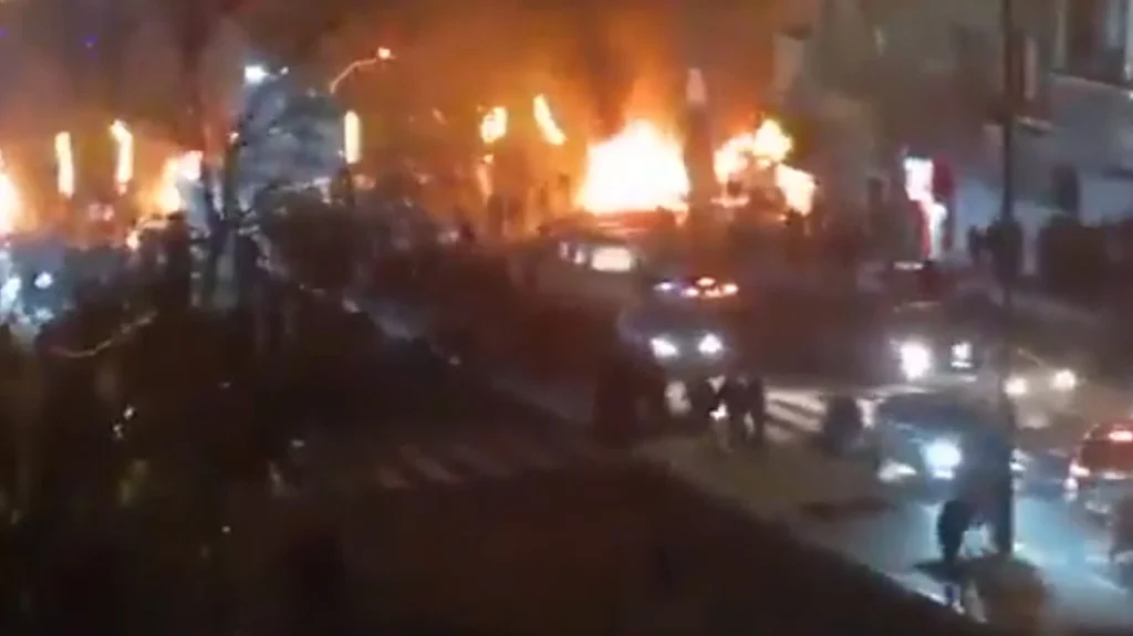 Νύχτα ταραχών στο Ιράν, κόπηκε η πρόσβαση στο Ίντερνετ και οι τηλεπικοινωνίες: Στους δρόμους οι διαδηλωτές, κατέλαβαν πόλεις, έκαψαν κυβερνητικά κτίρια, βίντεο