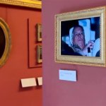 Δίπλα στη...Μόνα Λίζα ο πρίγκιπας Άντριου: Ακτιβιστές κρέμασαν τη φωτογραφία από τη σύλληψή του στο Λούβρο (βίντεο) Δίπλα στη…Μόνα Λίζα ο πρίγκιπας Άντριου: Ακτιβιστές κρέμασαν τη φωτογραφία από τη σύλληψή του στο Λούβρο (βίντεο)