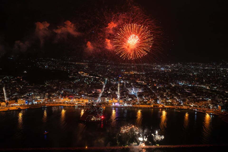 ΔΕΙΤΕ LIVE: Η τελετή λήξης του Πατρινού Καρναβαλιού
