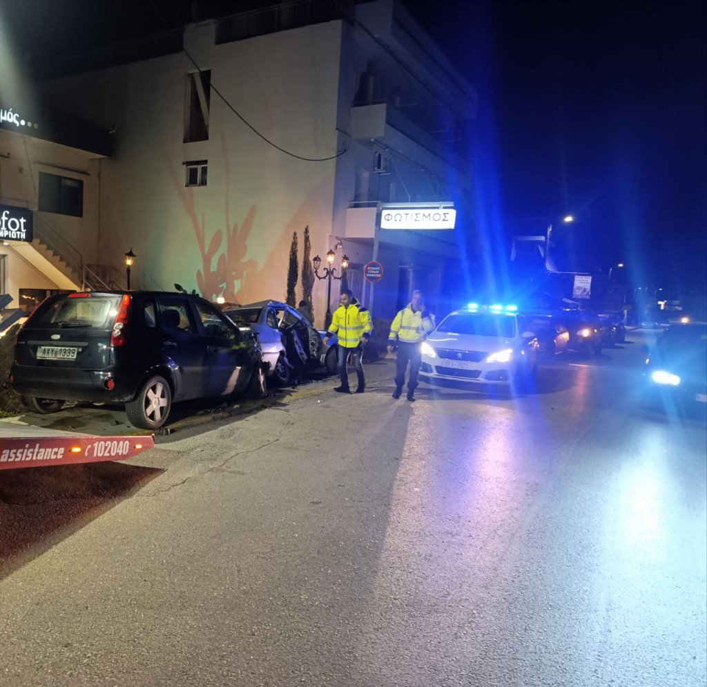 Πάτρα: Ετσι έχασε την ζωή της η 45χρονη στην Οβρυά – Δείτε βίντεο από το πώς κατέπεσε η πινακίδα την οποία ξήλωσε το ΙΧ