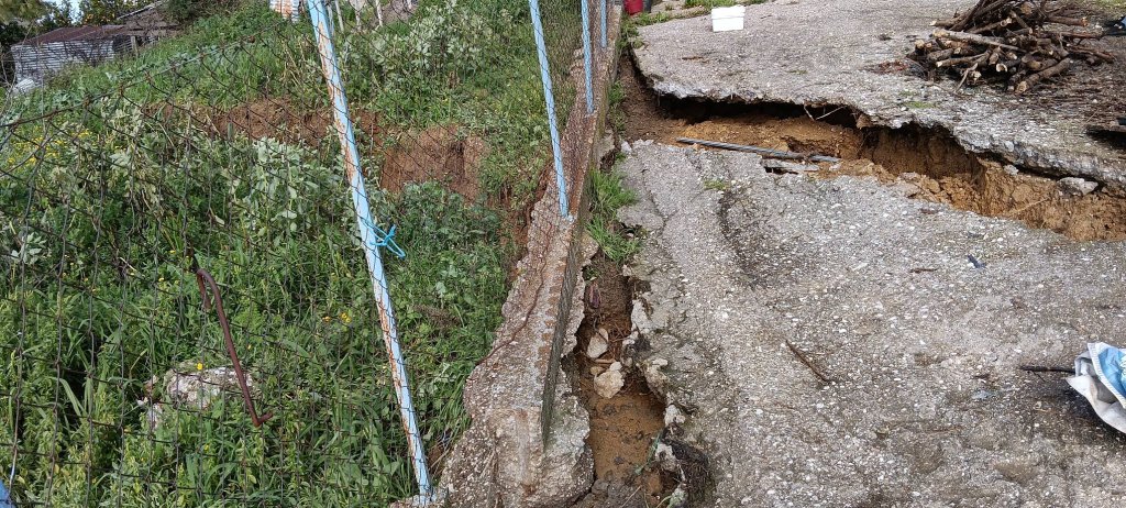 Δυτική Ελλάδα: Φαινόμενα κατολίσθησης στο Μαζαράκι Ηλείας – φωτό