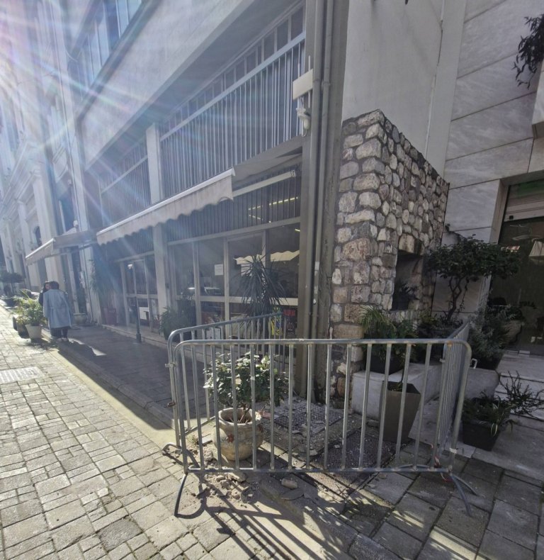 Πάτρα: Επεσαν σοβάδες δίπλα από δημοτικό κτίριο