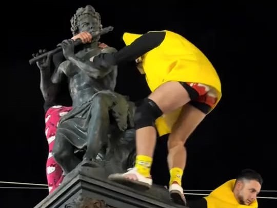 Πάτρα: Καρναβαλιστές σκαρφάλωσαν στα σιντριβάνια