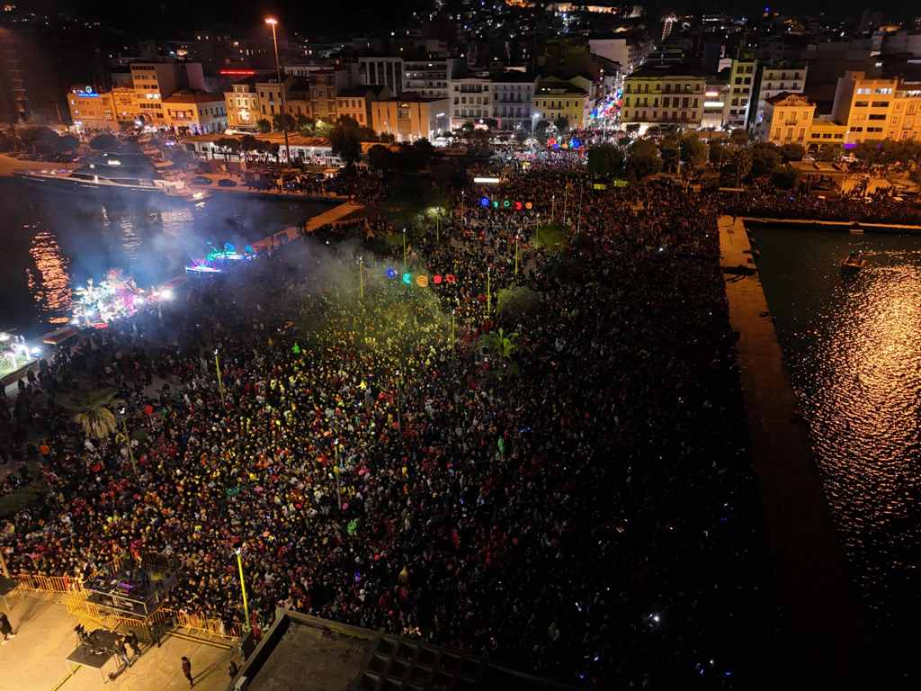 Φαντασμαγορική τελετή λήξης ενώπιον χιλιάδων Πατρινών και επισκεπτών – Δείτε νέες φωτό