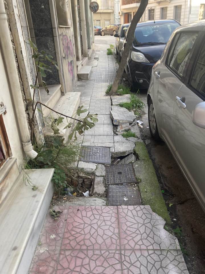 Πάτρα: Ο Θεός να το κάνει πεζοδρόμιο! φωτο