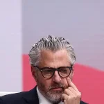 «Τι πρέπει να κάνω για να σε δω με στενό δερμάτινο ρούχο;» – Τα πικάντικα μηνύματα του επικεφαλής της επιτροπής Λος Άντζελες 2028 στην Γκισλέιν Μάξγουελ