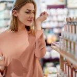 Γιατί προτιμάμε να αγοράζουμε καλλυντικά στα καταστήματα και όχι online