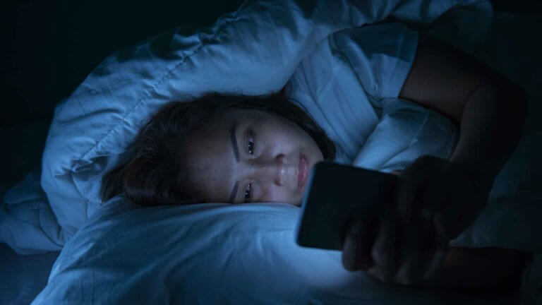 Γιατί δεν πρέπει να κοιτάτε το κινητό στο σκοτάδι – Τι μπορεί να συμβεί και πώς να προστατευτείτε