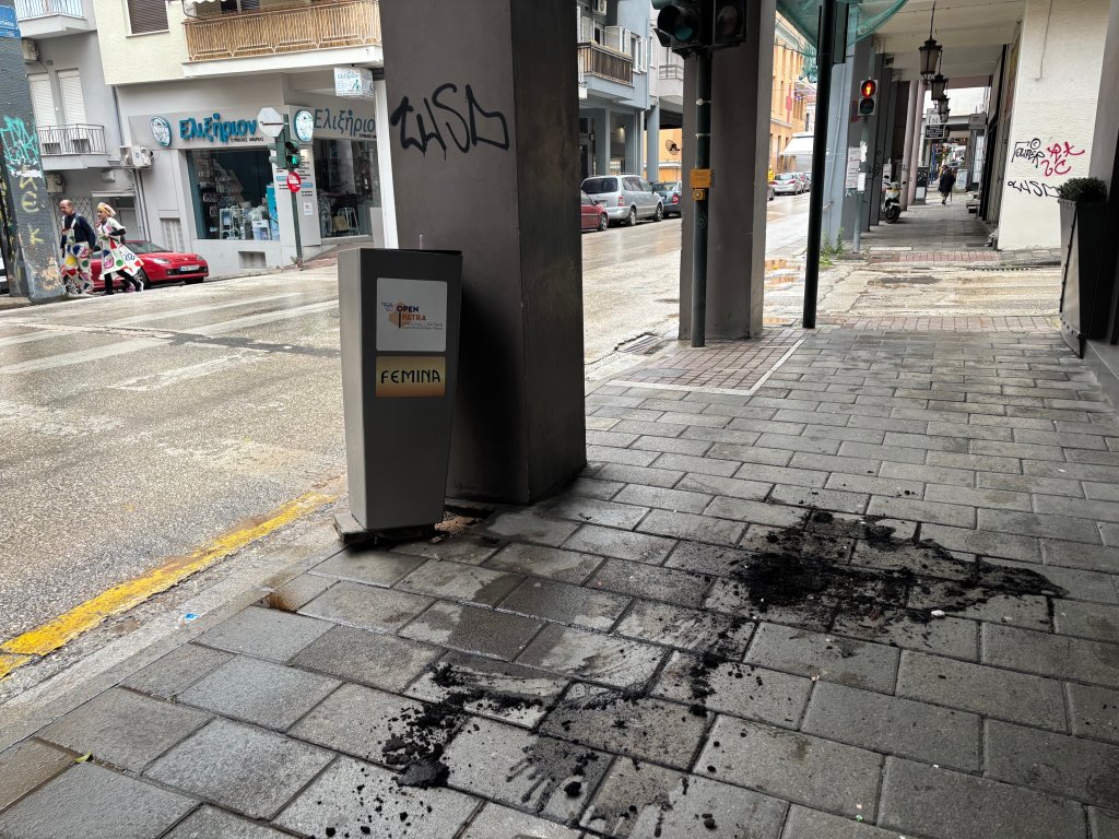 Κατέστρεψαν ανθοστήλες του Open Mall στην Κορίνθου (ΦΩΤΟ)