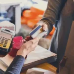 ΕΛΣΤΑΤ: Αύξηση πωλήσεων 6,9% στο λιανεμπόριο τον Δεκέμβριο, με ώθηση από την εορταστική αγορά