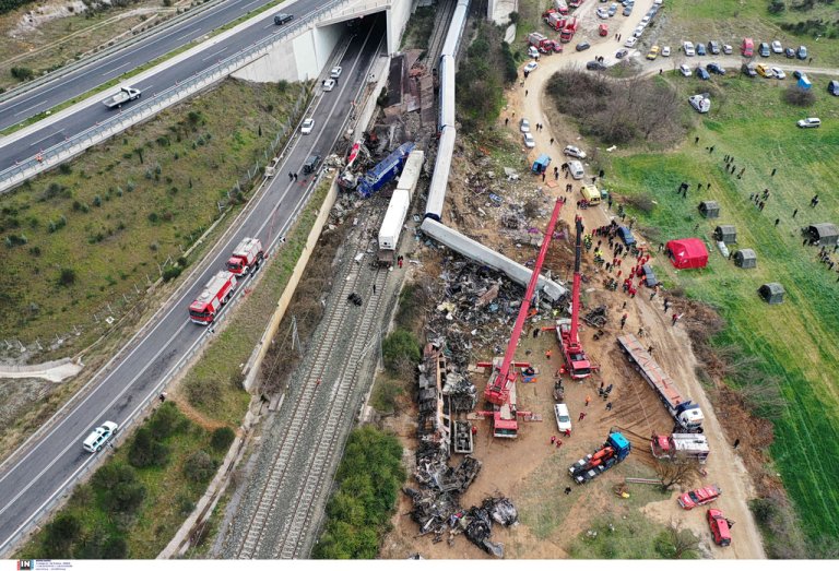 Τέμπη: Τα δέκα λεπτά που χώρισαν την ζωή από τον θάνατο για έναν πατέρα και μια κόρη