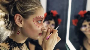 Απόκριες με ασφάλεια: Προστατέψτε τα μάτια από μακιγιάζ, φακούς και κομφετί Απόκριες με ασφάλεια: Προστατέψτε τα μάτια από μακιγιάζ, φακούς και κομφετί