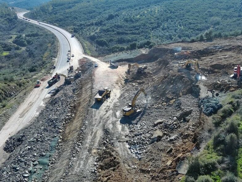 Συνεχίζονται οι εργασίες στην Ιόνια Οδό – Απομακρύνονται τόνοι χώματος