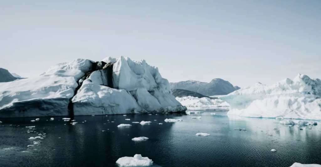 Βουνό κατέρρευσε «κρυφά» στη Γροιλανδία: Γιατί η Γη ηχούσε σαν «καμπάνα» για 9 συνεχόμενες ημέρες