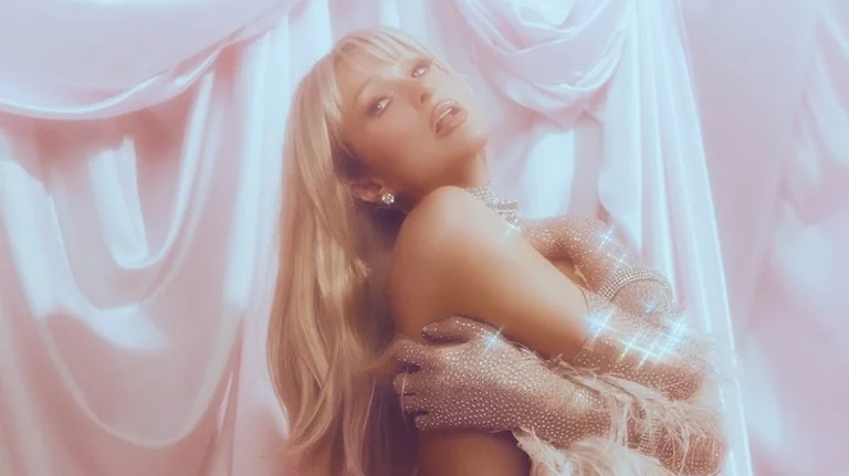 Πάρις Χίλτον: Ημίγυμνη για τα 45α γενέθλιά της, έκρυψε τα απαραίτητα με πούπουλα ΦΩΤΟ