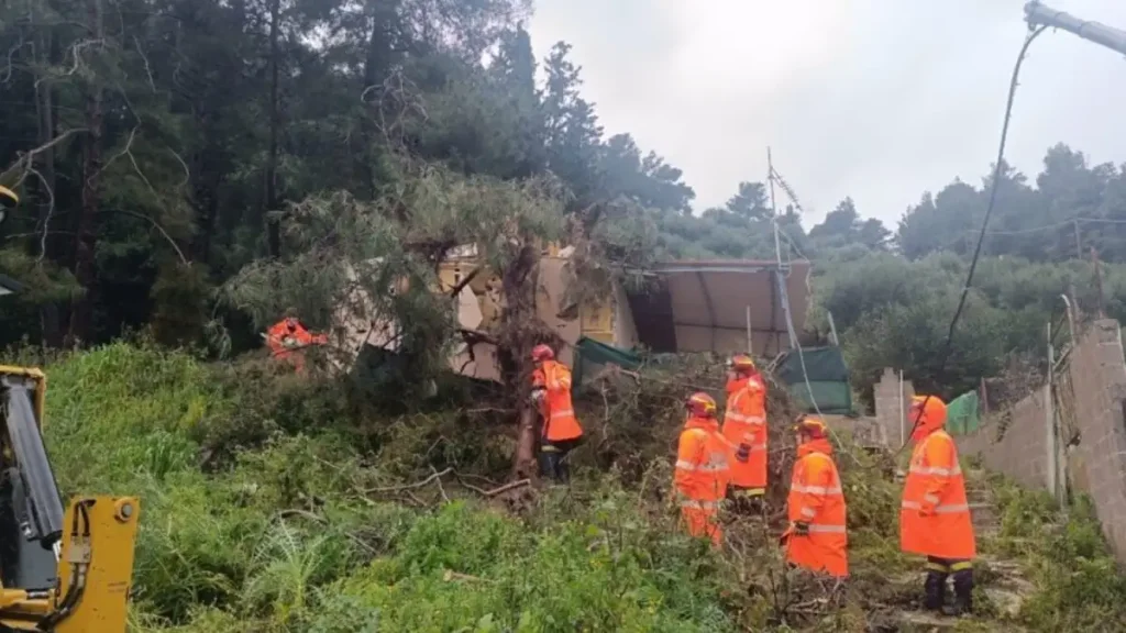 Το Κατάκολο εκπέμπει SOS: Ο βράχος 40 τόνων συνεχίζει να απειλεί σπίτια – Δεν έχουν τέλος οι κατολισθήσεις