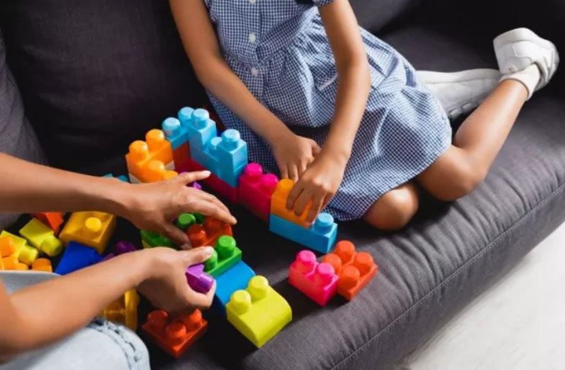 «Νταντάδες της Γειτονιάς»: Πότε ανοίγει η πλατφόρμα για αιτήσεις – Οικονομική ενίσχυση έως και 500 ευρώ μηνιαίως