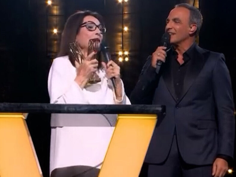 Ο Νίκος Αλιάγας βράβευσε τη Νάνα Μούσχουρη στα γαλλικά Grammy’s, μεταφράζοντας στα γαλλικά στίχους του Νίκου Καζαντζάκη