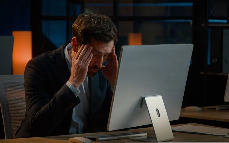 shutterstock_worker_tired_manager-768x480