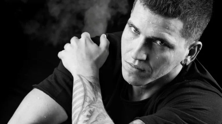 Η μουσική παράσταση “Ζωή εκτός οθόνης”, με τον Πατρινό Θοδωρή Νικολάου