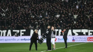 Ανατριχιαστική στιγμή: Μήτερα οπαδού του ΠΑΟΚ που σκοτώθηκε στη Ρουμανία, χτύπησε το τύμπανο στην Τούμπα