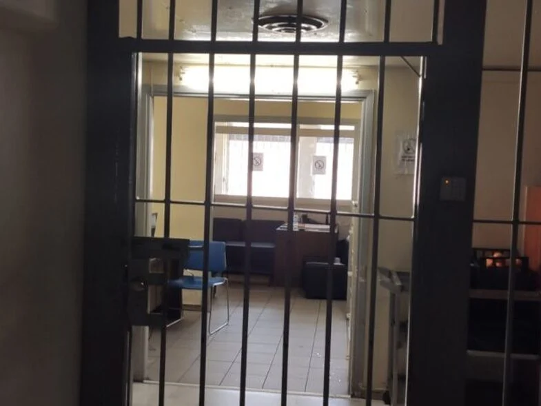 Ηλεία: «Με χτυπούσαν επί 15 λεπτά…» – Σοκάρει η άγρια επίθεση στα κρατητήρια