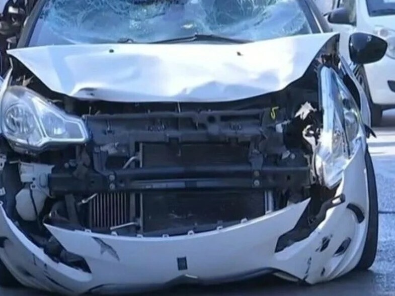 Τροχαίο στη Λούτσα: «Με το ζόρι αναπνέουν, είναι σε σοκ», λέει η αδερφή του 15χρονου οδηγού του αυτοκινήτου