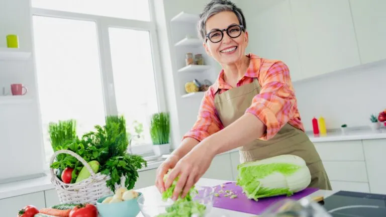 Πατήσατε τα 50; Βάλτε αυτά τα 8 τρόφιμα στο πιάτο σας – Κάνουν θαύματα