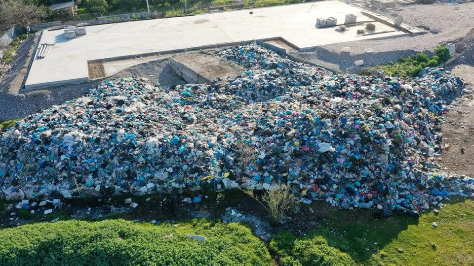 Τα σκουπίδια συνεχίζουν ντας νσα στοιβάζονται στο « Νησί» Τεμένης Αιγίου