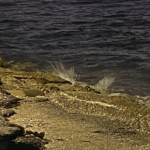 Τα εμπόδια που υπήρξαν για την αποκατάσταση του παραλιακού δρόμου των Βραχνείκων – Μονοδενδρίου,  ξεπεράστηκαν