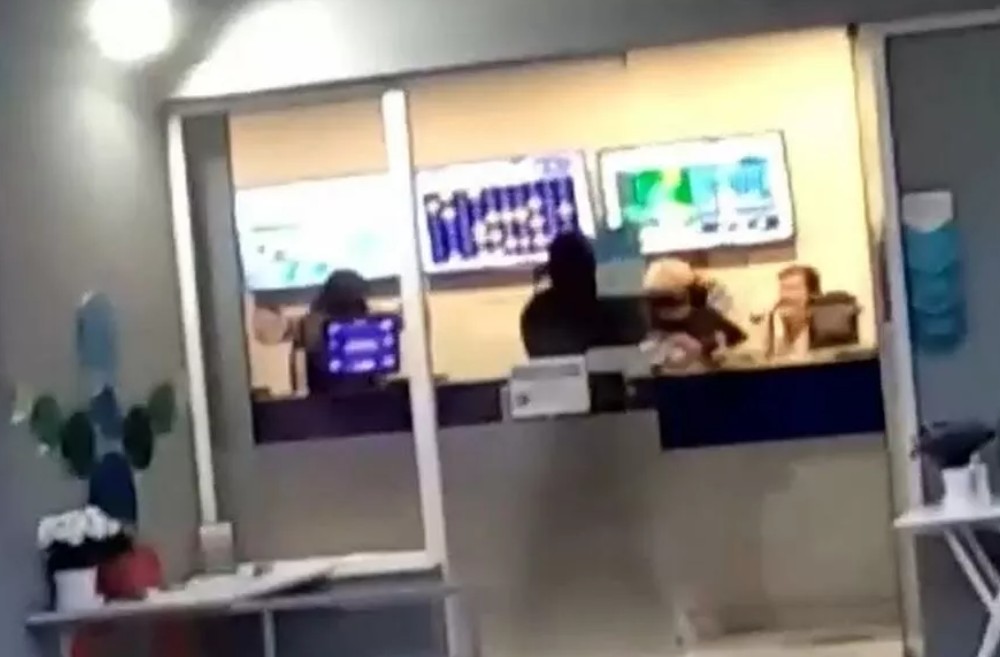 Πάτρα: Ένοπλη ληστεία σε πρακτορείο ΟΠΑΠ-Ο δράστης εισέβαλε με κουκούλα