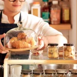 Με αυξήσεις 12% στους μισθούς η νέα κλαδική σύμβαση για 500.000 εργαζομένους σε εστιατόρια, μπαρ, καφετέριες