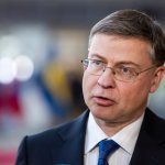 Eurogroup: Εάν συνεχιστεί η σύγκρουση, η παγκόσμια οικονομία κινδυνεύει από ένα πληθωριστικό σοκ λέει ο Ντομπρόβσκις