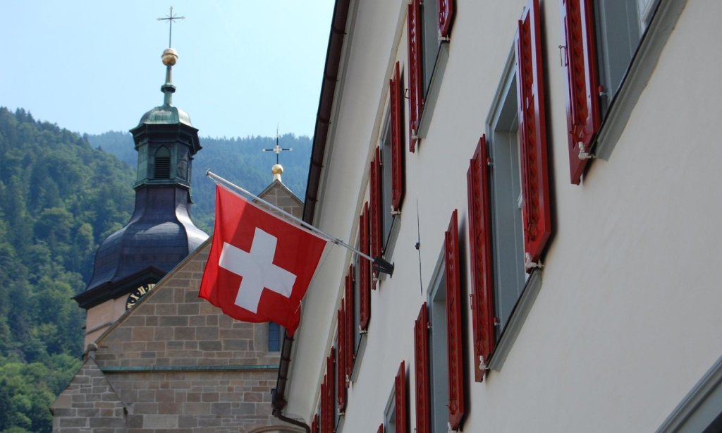 Ελβετία: Καταργείται η «ποινή γάμου» – Ξεχωριστή φορολογία πλέον για τα ζευγάρια