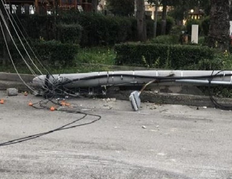 Αιτωλοακαρνανία - Αιτωλικό: Οδηγός «ξήλωσε» στύλο ηλεκτροφωτισμού