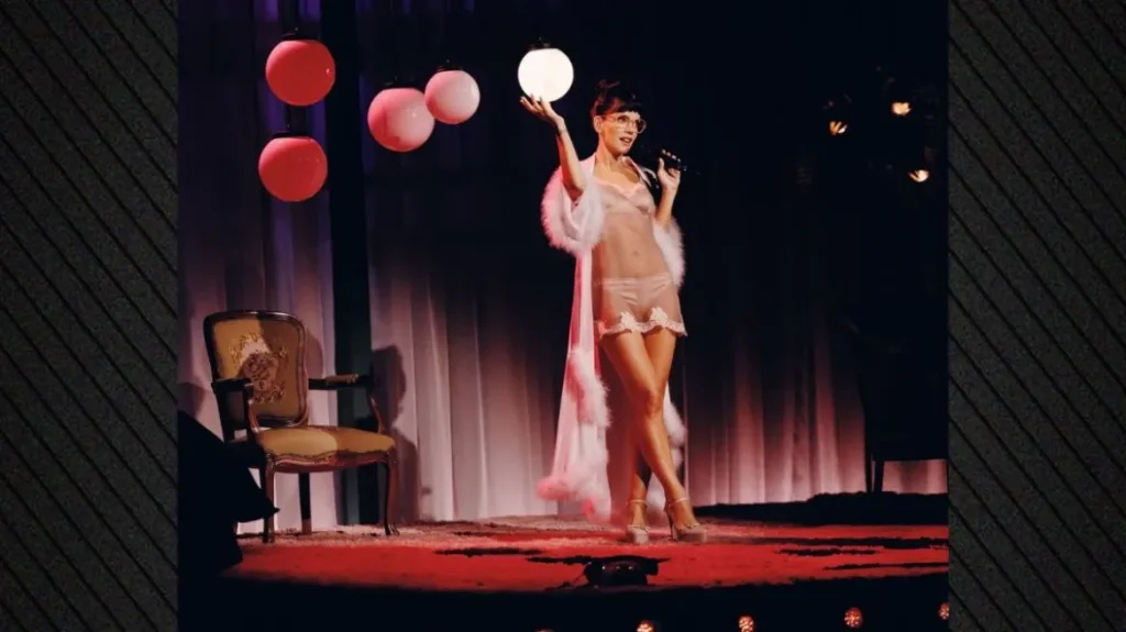 Η Λίλι Άλεν βγήκε στη σκηνή με μίνι σιθρού φόρεμα, εσώρουχα και πουπουλένια ρόμπα lily-allen