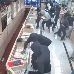 Απίστευτο βίντεο με τουλάχιστον 20 ληστές να σπάνε κοσμηματοπωλείο στην Καλιφόρνια και να αρπάζουν «λεία» 1,4 εκατ. ευρώ σε ένα λεπτό