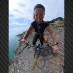 Βίντεο που κόβει την ανάσα: Ισπανίδα ποδηλάτισσα γλιστράει σε γκρεμό και γλιτώνει παρά τρίχα